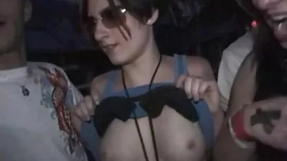Cutie σε μια μικρή φούστα βιντεο πορνο σιρινα άλματα σε ένα μέλος ενός μαύρου άνδρα