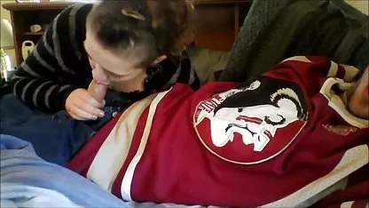 Μια όμορφη πολωνική κούκλα με ένα ξυρισμένο μουνί πορνο βιντεο με μαμαδεσ περπατάει γύρω από την πόλη γυμνή