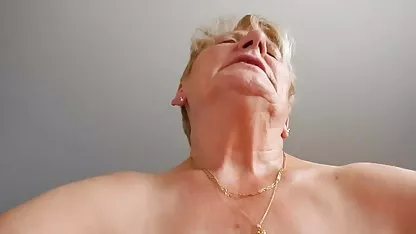 Το MILF πήρε δύο πορνο σε βιντεο μέλη στο πρωκτικό αμέσως
