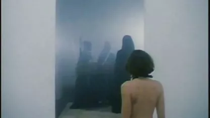 Μια λεπτή κινεζική γυναίκα striptease μπροστά από την πορνο σε βιντεο κάμερα, που δείχνει σφιχτό μουνί της