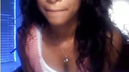Busty μελαχρινή τσοντα πορνο βιντεο δείχνει στη φωτογραφική μηχανή έναν μεγάλο κόλπο