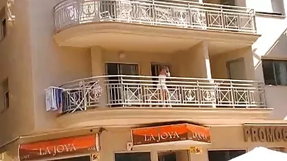 Έλαφος εκπαιδευτής τράβηξε μια γυμναστική στο σεξ βιντεο πορνο ντουλάπι