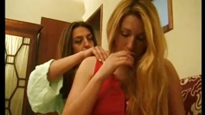 Η καυτή μελαχρινή τσοντα πορνο βιντεο αυνανίζει το πέος στον δεσμευμένο άντρα