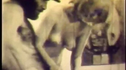 Dude fingering ένα λιπαρό θηλυκό σε μια μάσκα βιντεο δωρεαν πορνο αερίων με ένα τατουάζ στο μουνί της