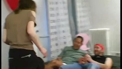 Η Cynthia αναρροφά ένα fucker στο ντους βιντεο γκει πορνο και στη συνέχεια παραδίδεται