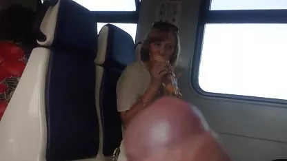 Η κυρία απελευθερώνει τα καλυτερα βιντεο πορνο τον σκλάβο από το κλουβί, τον κάνει να γλείφει και στη συνέχεια σπάει καλά