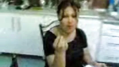 Η κοκκινωπή σύνθλιψη βιντεο πορνο μασαζ ικανοποιεί τρεις μαύρους επιβήτορες