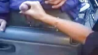 Ένας χαλαρός τουρίστας περπατά γυμνός ερωτικα βιντεο πορνο στο κοινό χωρίς δισταγμό
