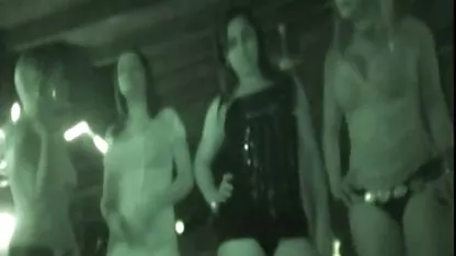 Κάνοντας κάπνισμα μια λεσβία τσιγάρων ενθουσιάζει από το latex το ένα πάνω στο άλλο ερασιτεχνικα ελληνικα πορνο βιντεο