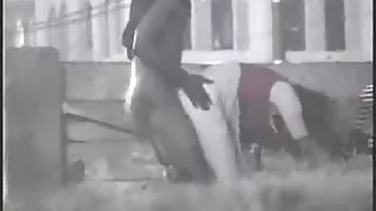 Γυμνά μποτάκια που πορνο βιντεο μιλφ προσκολλώνται σε έναν πλούσιο άνδρα