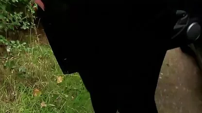 Η ενήλικη κυρία επέτρεψε σε έναν άνθρωπο να εισάγει κενά μπουκάλια στις πορνο γκει βιντεο τρύπες της
