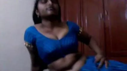 Ο busty τρανσεξουαλ βιντεο πορνο διεστραμμένος κυριαρχεί στους αγχωμούς και τον γαμάει