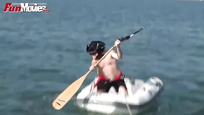 Busty αστεια πορνο βιντεο πόρνη με ένα μεγάλο κώλο δείχνει γοητεία σε ιδιωτικό