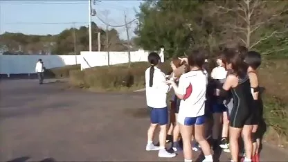Το παιδί τράβηξε λίγο και ξαπλωμένο σε αστεια βιντεο πορνο μια νεαρή γκόμενα