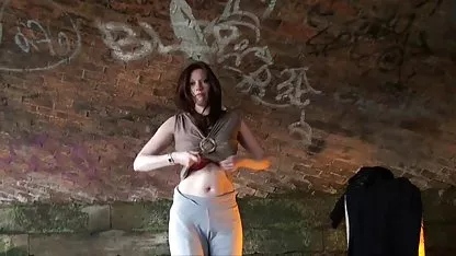 Babe με μικρά βυζιά απολαμβάνει το άλμα ελευθερο πορνο βιντεο στον κόκορα του άντρα