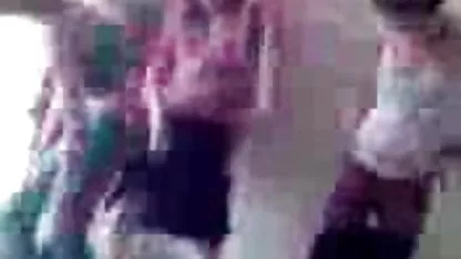 Λεπτή μελαχρινή στο δρόμο φωτίζεται γυμνά βυζιά και χ βιντεο πορνο μουνί