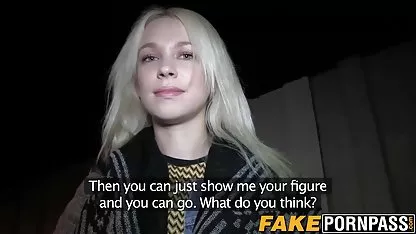 Ο χορός της ταινίας Striptease εκτελείται από ένα σέξι σεξ βιντεο πορνο μοντέλο