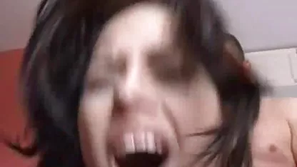 Το slutty χαϊδεύει σκληρο πορνο βιντεο με έναν άνδρα και χτυπά το δεύτερο