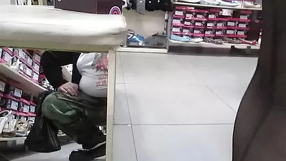 Ένας άντρας ελευθερο πορνο βιντεο που ελέγχει τρεις μάγους, τους συνδέει